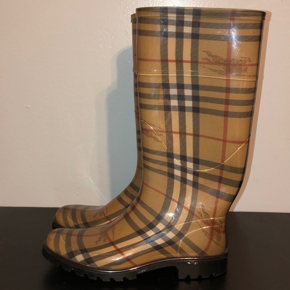 BURBERRY RAIN BOOTS 💙